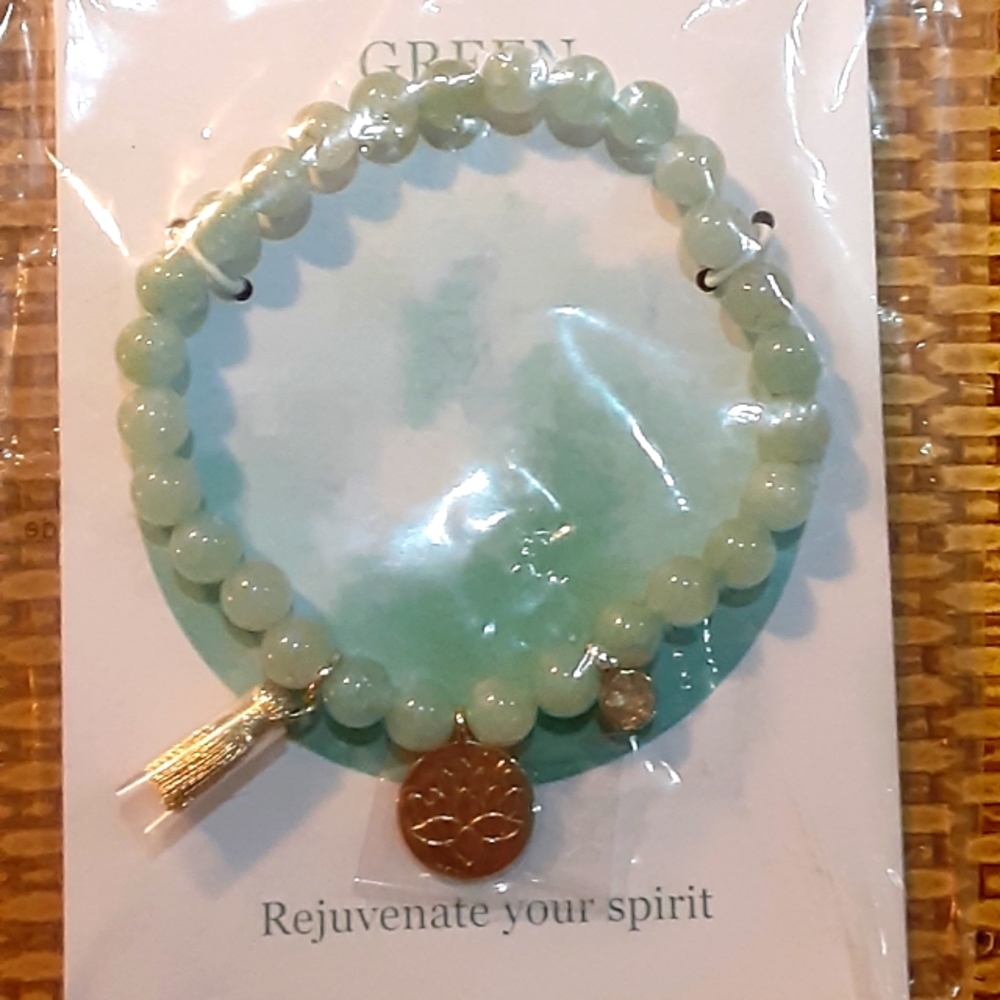 Green semi-precious beaded bracelet golden charm